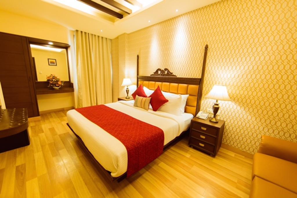 Clark International Hotel Delhi  Exterior photo